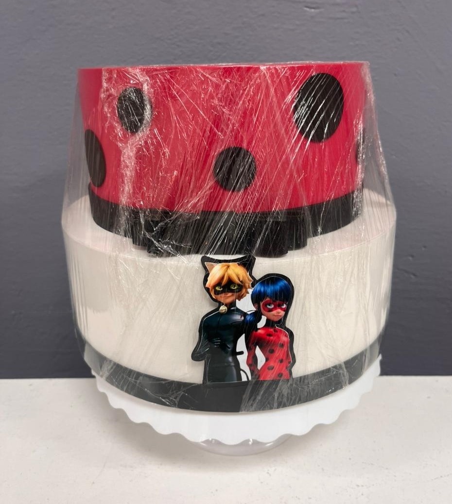 Bolo Fake - Lady Bug / Miraculous - Festa e Arte Decorações