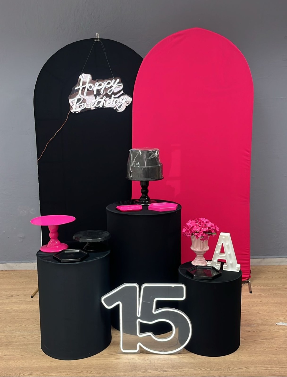 Ouro 15 Anos - Preto E Pink - Festa e Arte Decorações