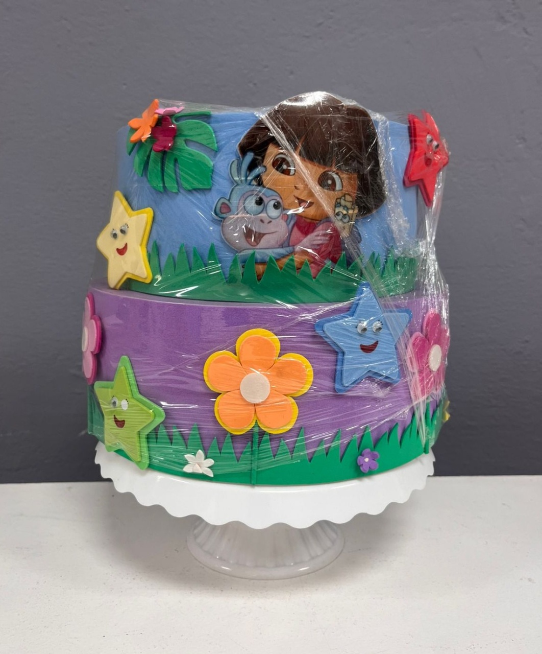 Bolo Fake - Dora Aventureira - Festa e Arte Decorações