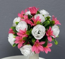 Flor (Buquê) - Mini Rosas Branca E Rosa Escuro - Festa e Arte Decorações