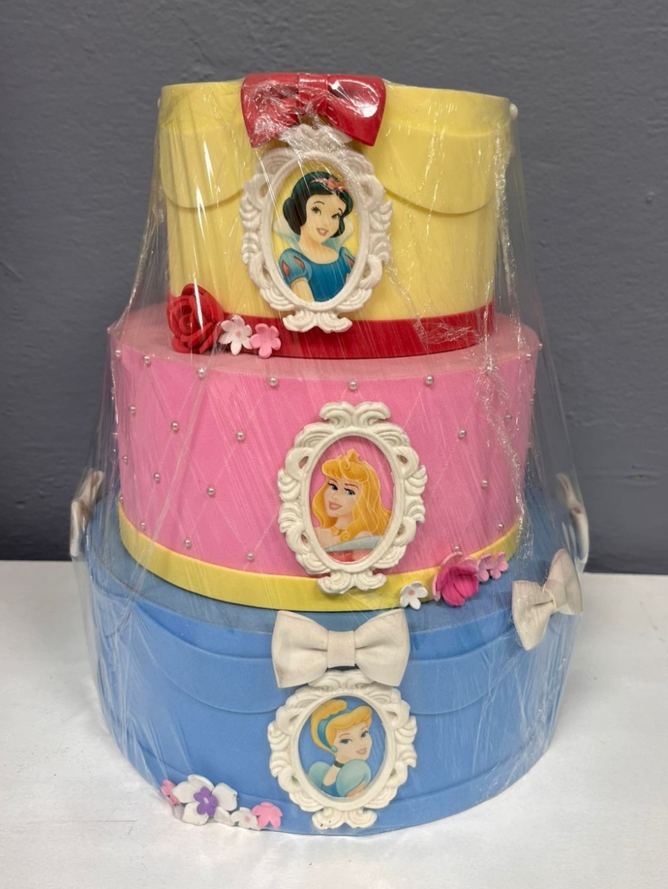 Bolo Fake - Princcesas - Festa e Arte Decorações