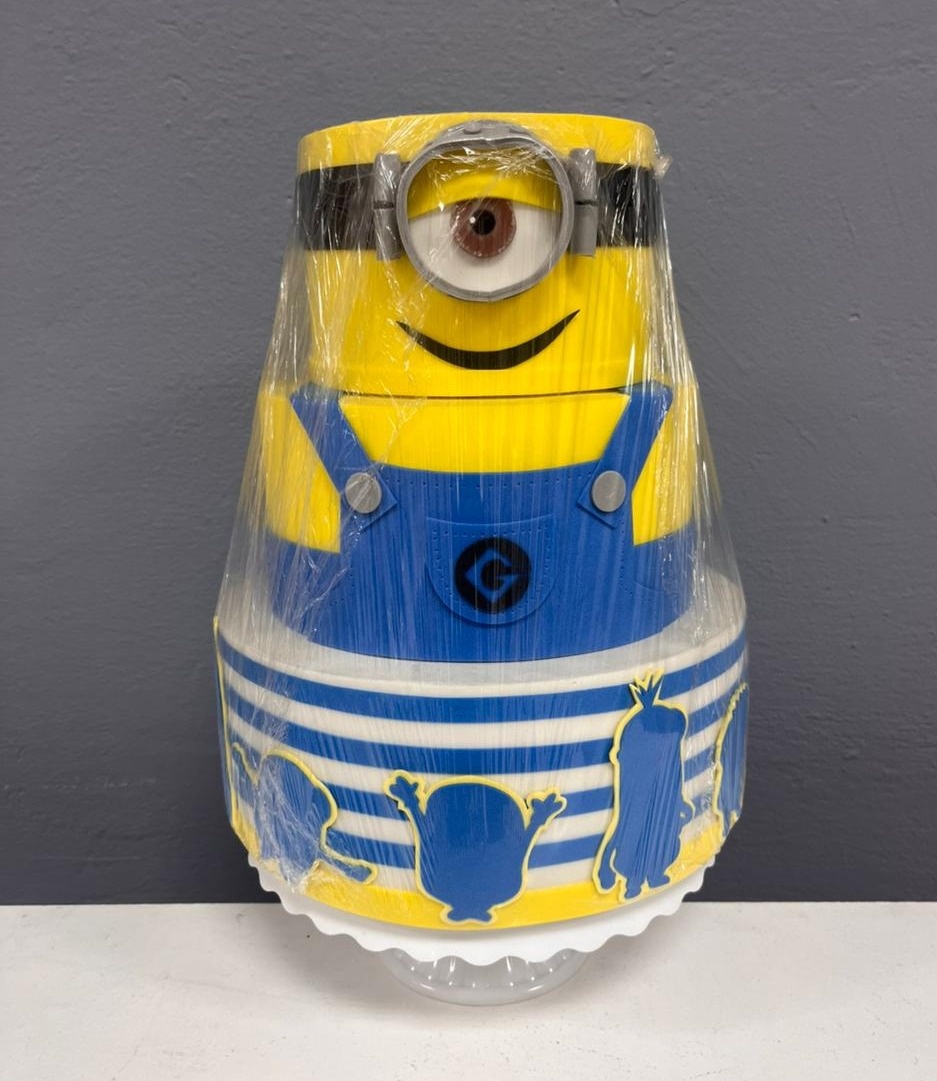 Bolo Fake - Minnions - Festa e Arte Decorações