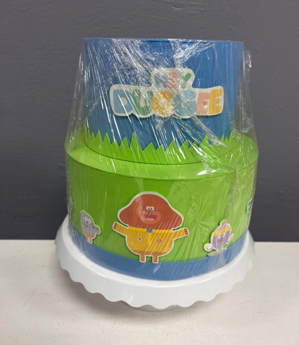 Bolo Fake - Hey Duggee - Festa e Arte Decorações