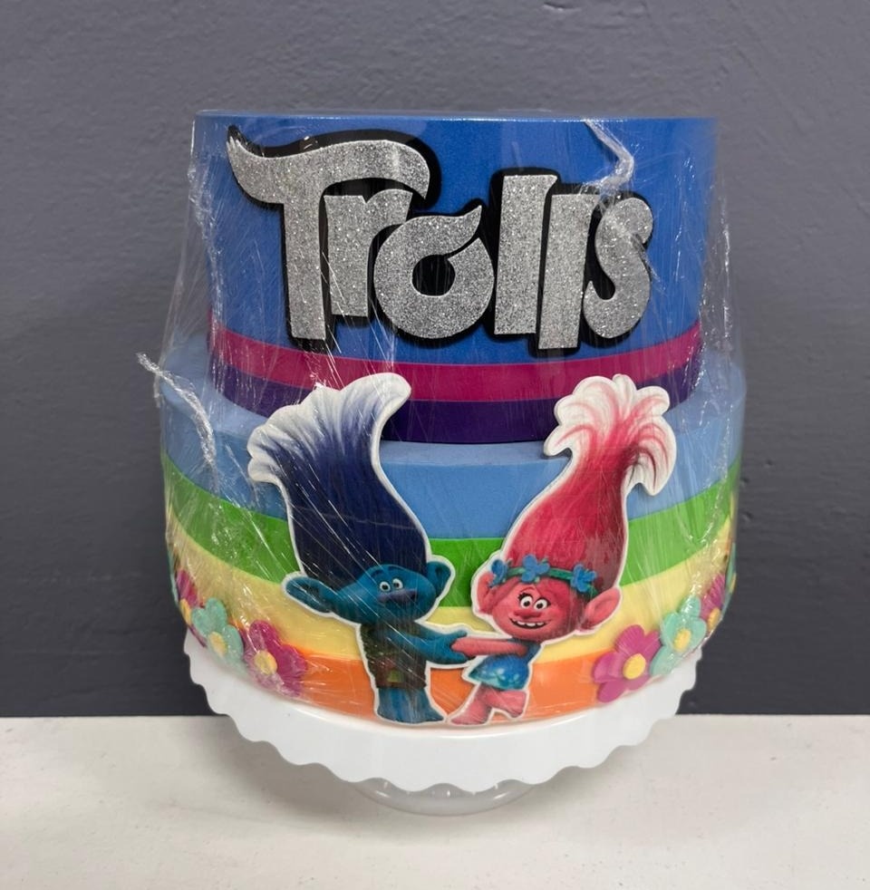 Bolo Fake - Trolls - Festa e Arte Decorações