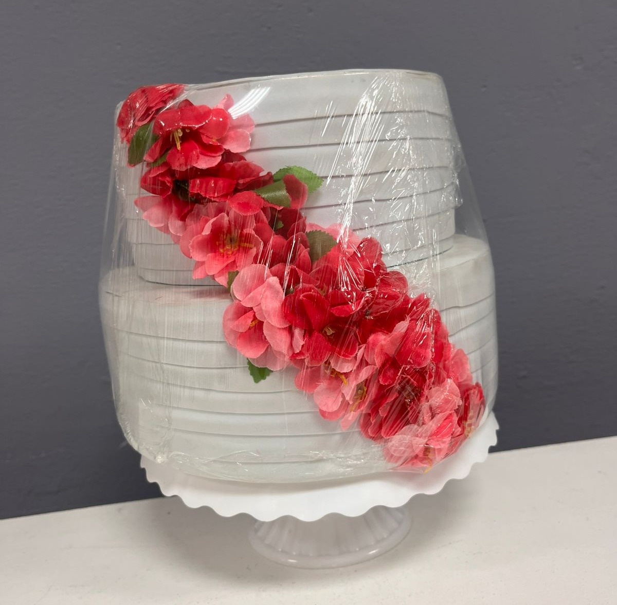 Bolo Fake - Branco Com Flores Rosa - Festa e Arte Decorações