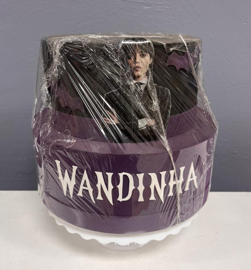 Bolo Fake - Wandinha - Festa e Arte Decorações
