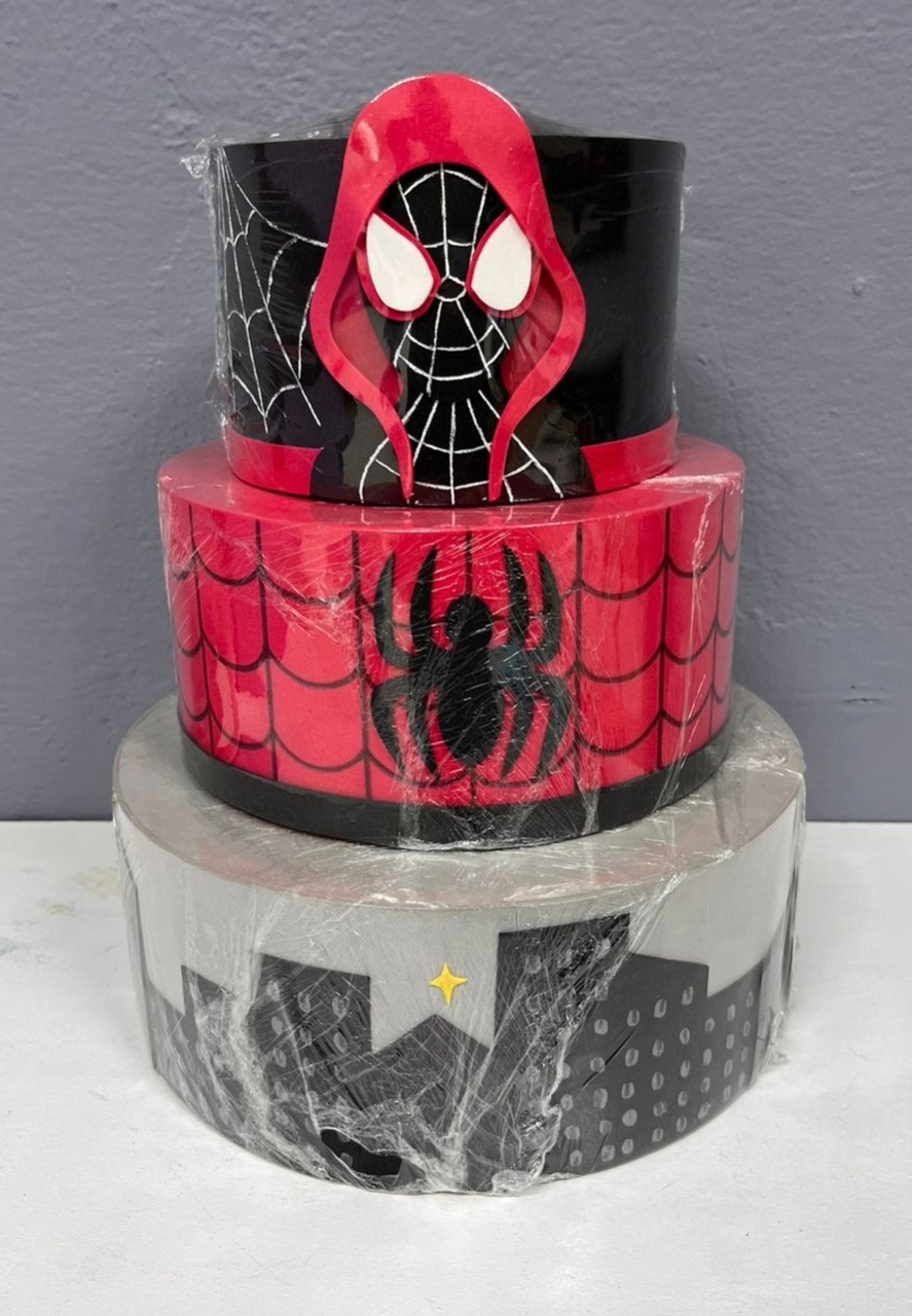 Bolo Fake - Homem Aranha Miles Morales - Festa e Arte Decorações