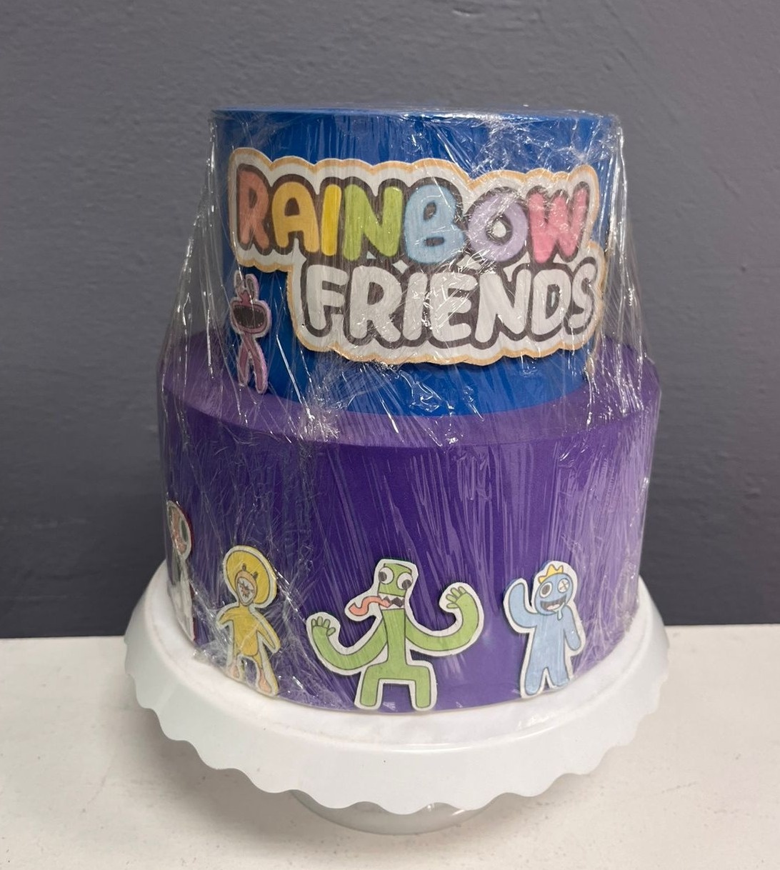 Bolo Fake - Rainbow Friends - Festa e Arte Decorações