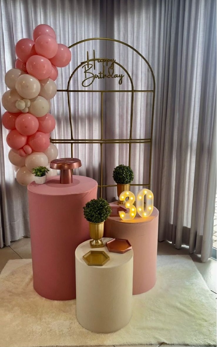 Decoração Rose Com Painel Janela - LuaPegueMonte