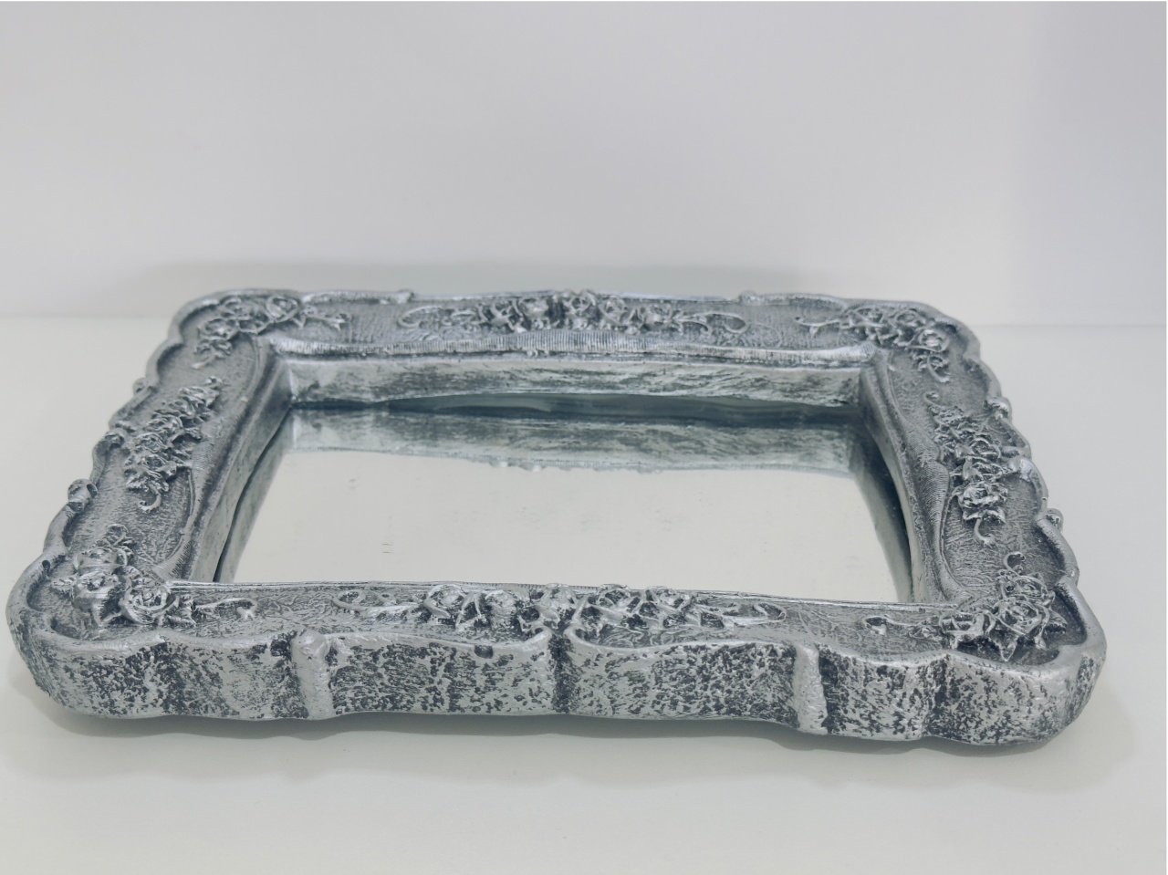 101- Bandeja Retangular Prata Gesso Decorado C/ Espelho 25 Cm X 20 Cm - G - PRIME DECOR RJ