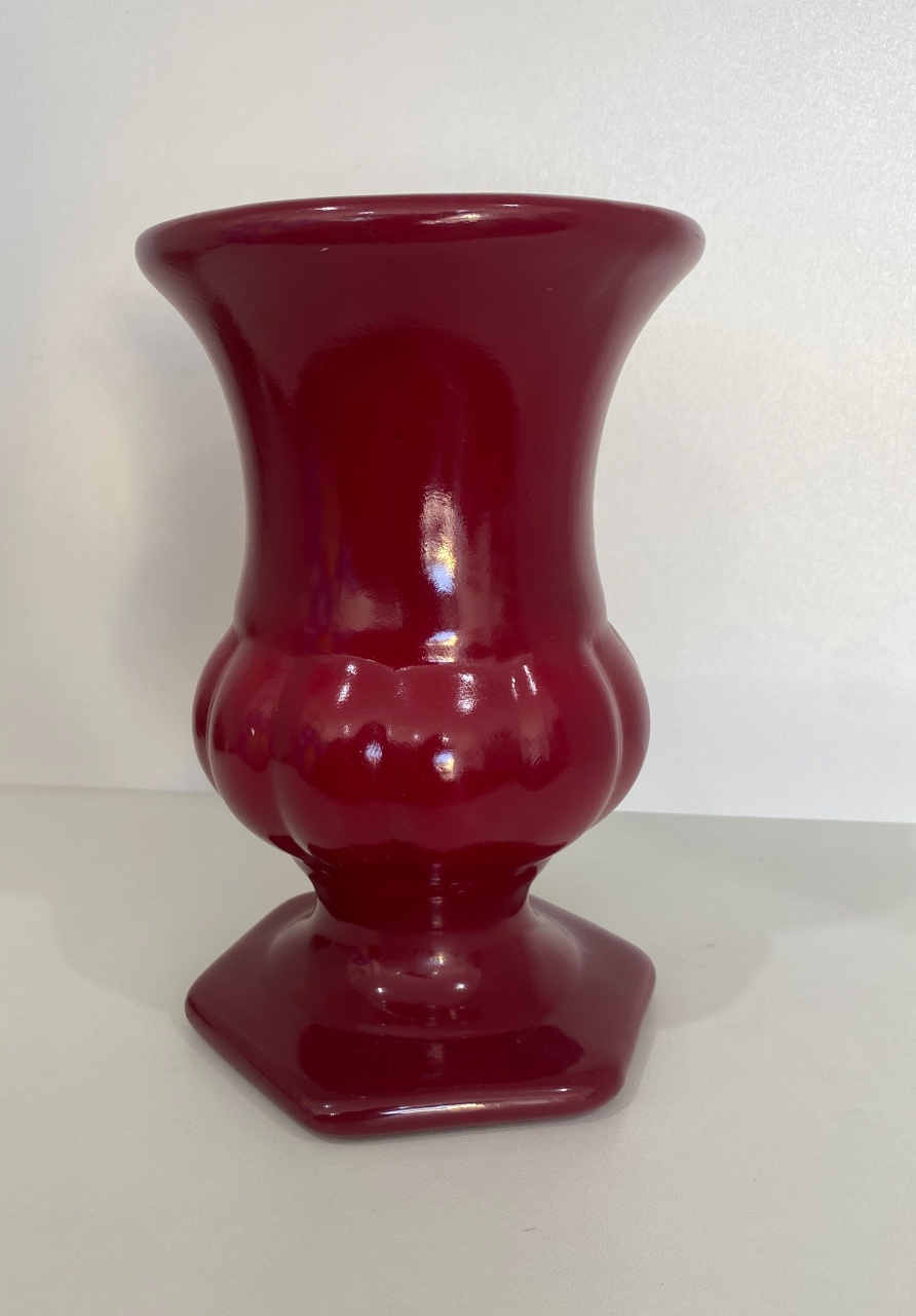 479- Vaso de Ceramica Detalhe Romano Base Sextavado Vermelho Coralina 12 Cm Larg X 18,5 Cm Alt - PRIME DECOR RJ