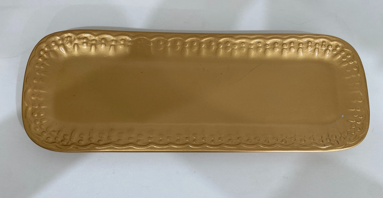17- Bandeja Ceramica Dourada Retangular Detalhe Renda Na Borda 30 Cm X 11 Cm - Rasa - M - PRIME DECOR RJ