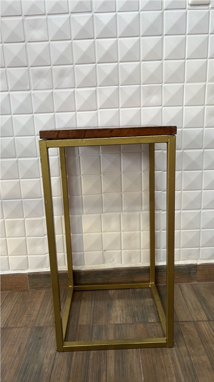 956- Mesa Industrial de Ferro Com Tampa de Madeira Quadrado Dourado 37 Cm Larg X 68 Cm Alt - PRIME DECOR RJ