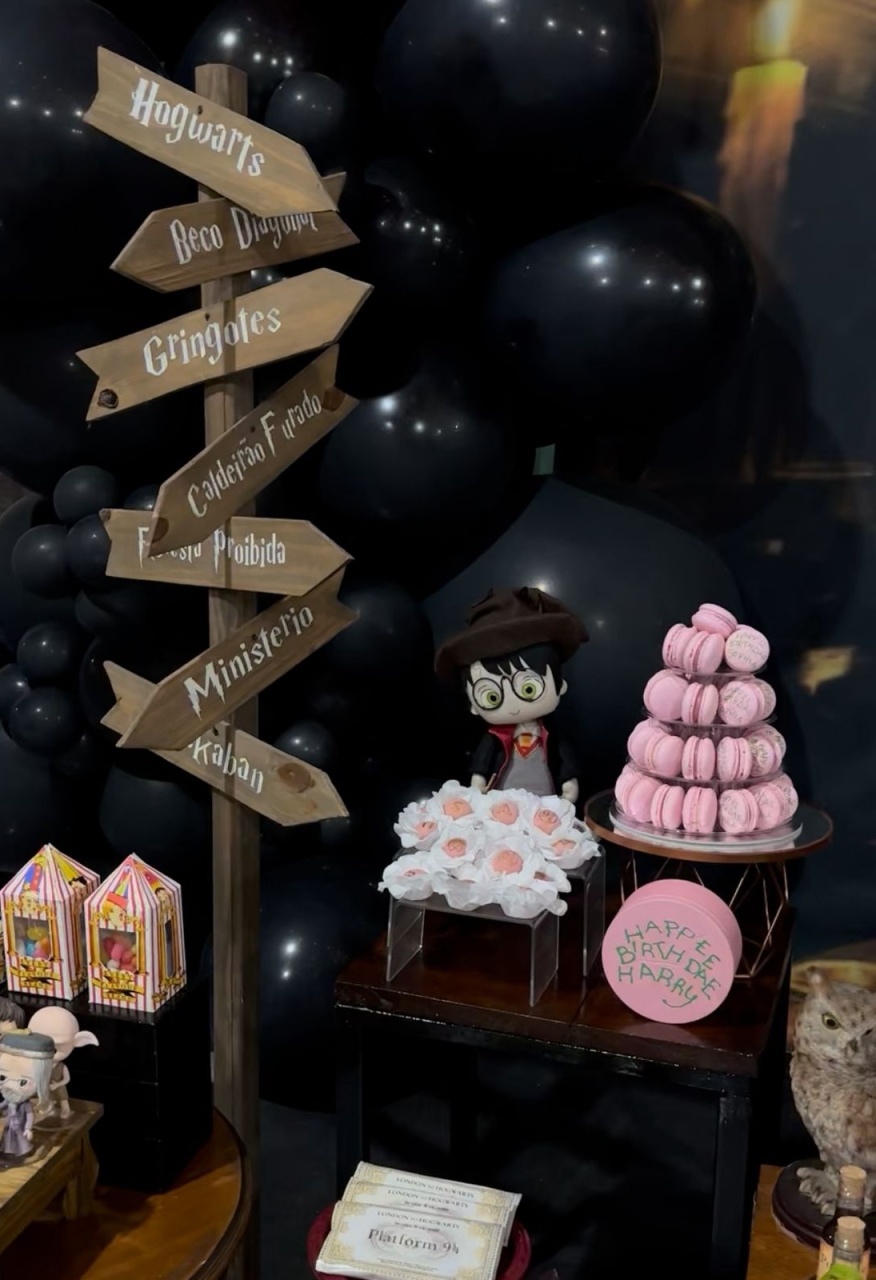 889- Placa Decorativa Setas Indicativas  Madeira Harry Potter 1,52 M Alt - Gg - PRIME DECOR RJ