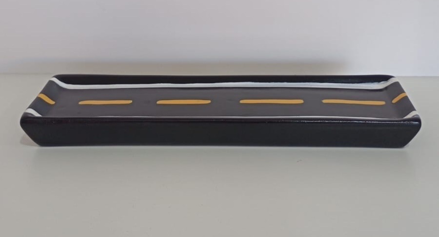 175- Bandeja de Ceramica Retangular Preta Detalhe Estrada  28 Cm Com X 9 Cm Larg X 2 Cm Alt - M - PRIME DECOR RJ