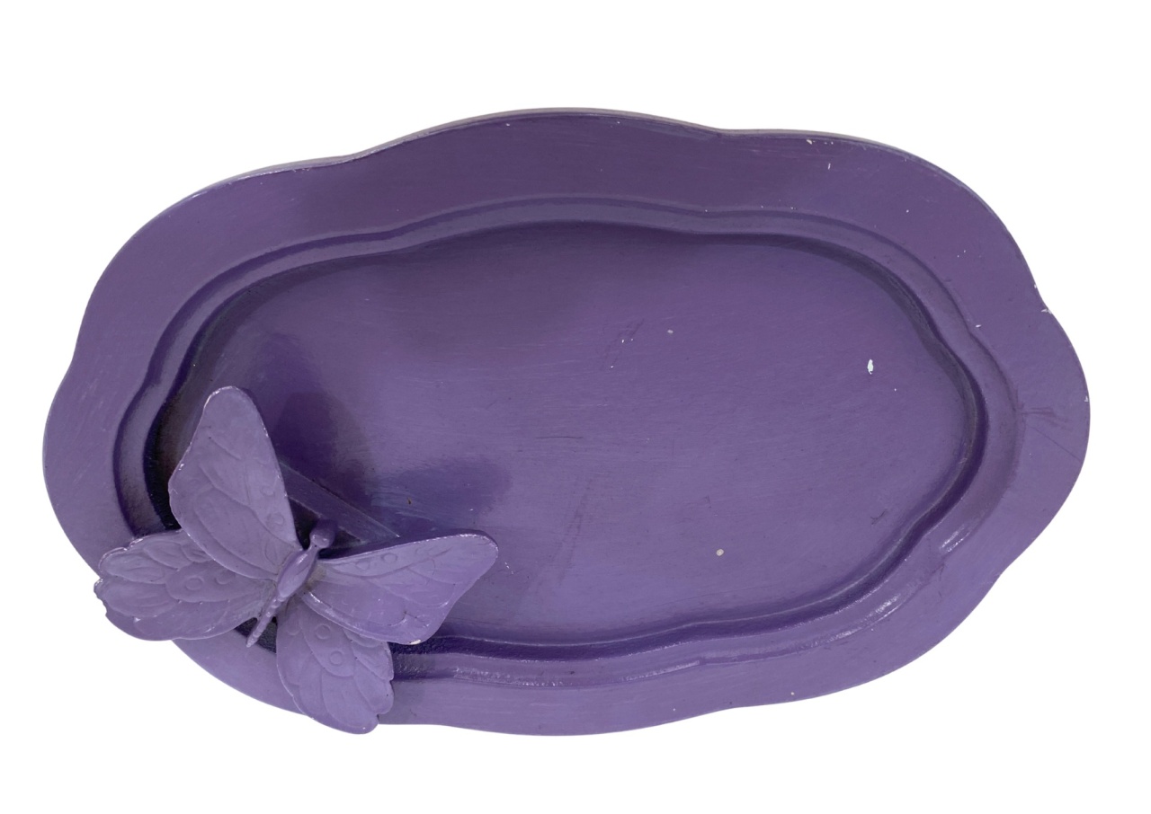 369- Bandeja Oval Ondulada Detalhe Borboleta  de Madeira Lavanda 23 Cm Comp X 1,5 Cm Alt X 15 Cm Largura P - PRIME DECOR RJ