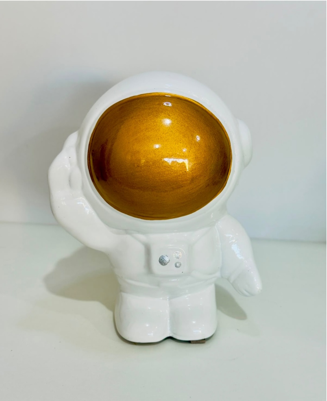 Enfeite de Mesa de Ceramica Detalhe Astronauta Branco Com Dourado 11 Cm Larg X 14,5 Cm Alt - PRIME DECOR RJ