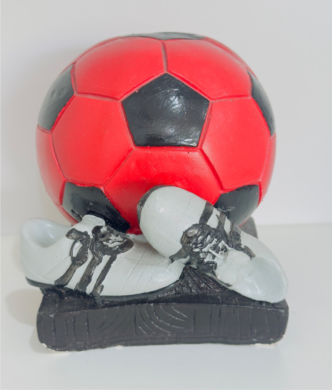 Enfeite de Ceramica Detalhe Bola Vermelha Com Chuteiras 16 Cm Comp X 16 Cm Larg X 16 Cm Alt - PRIME DECOR RJ