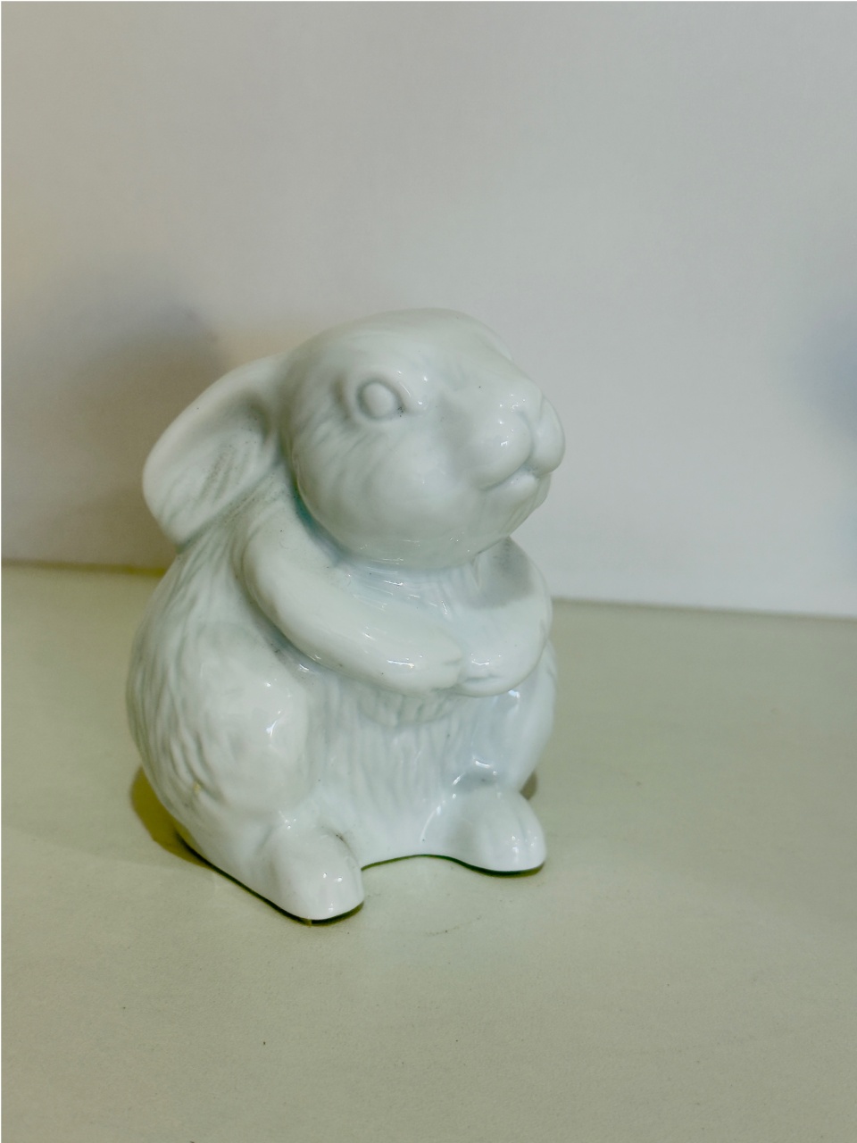 249- Coelho Branco Enfeite de Porcelana 10 Cm Alt - P - PRIME DECOR RJ