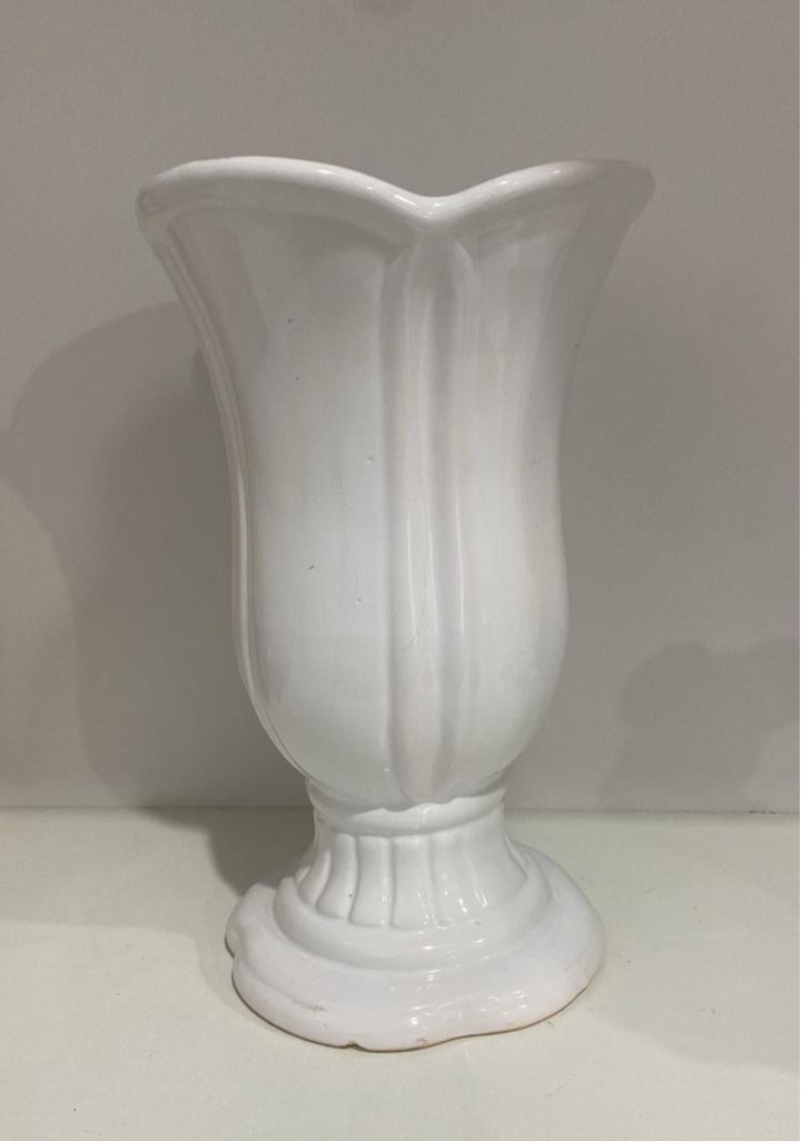 523- Vaso de Ceramica Branco Detalhe Floral Borda 14Cm Larg X 21,5Cm Alt - M - PRIME DECOR RJ