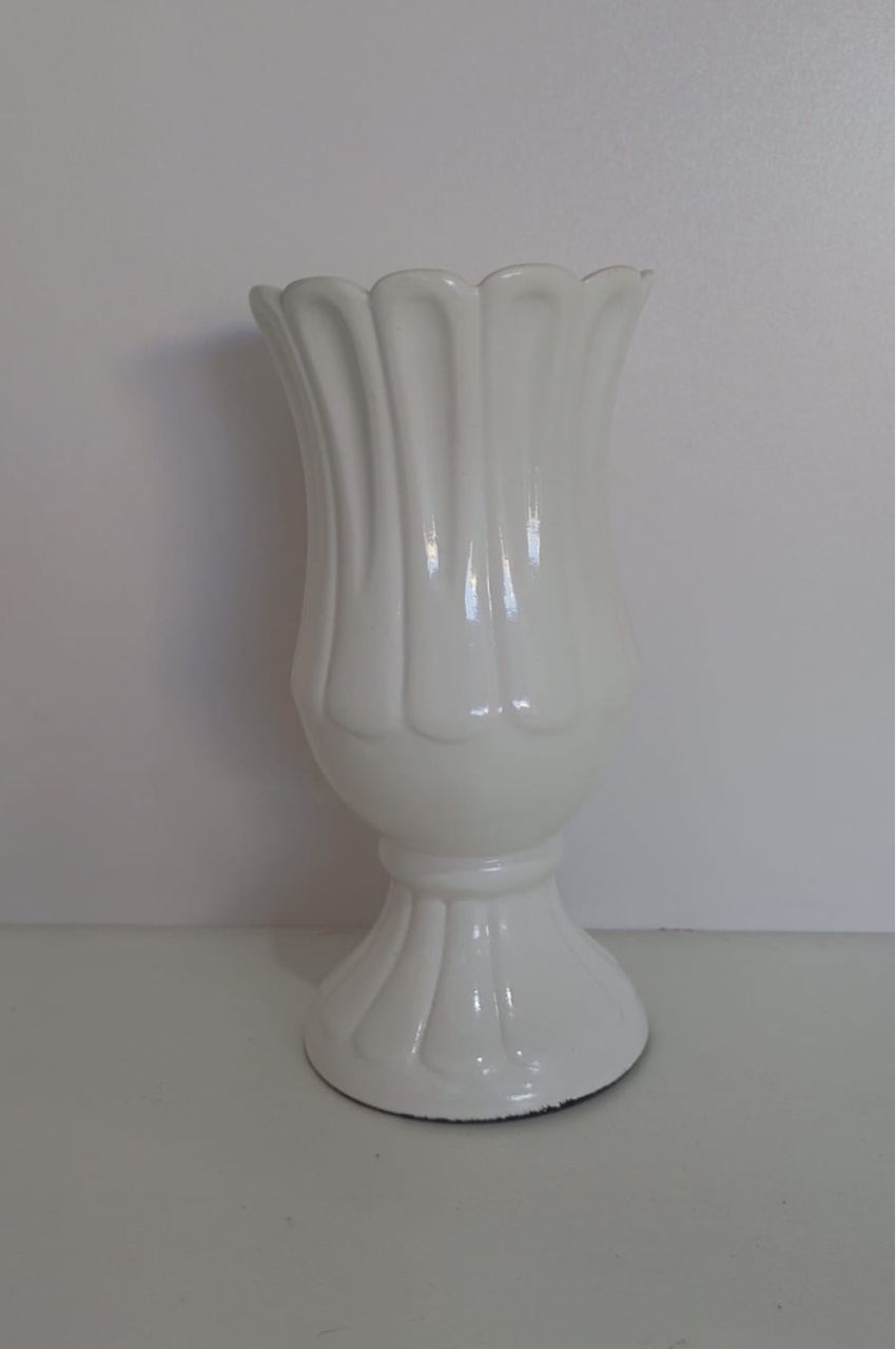 475- Vaso de Ceramica Detalhe Flor Branco 8,5 Cm Larg X 17,5 Cm Alt- P - PRIME DECOR RJ