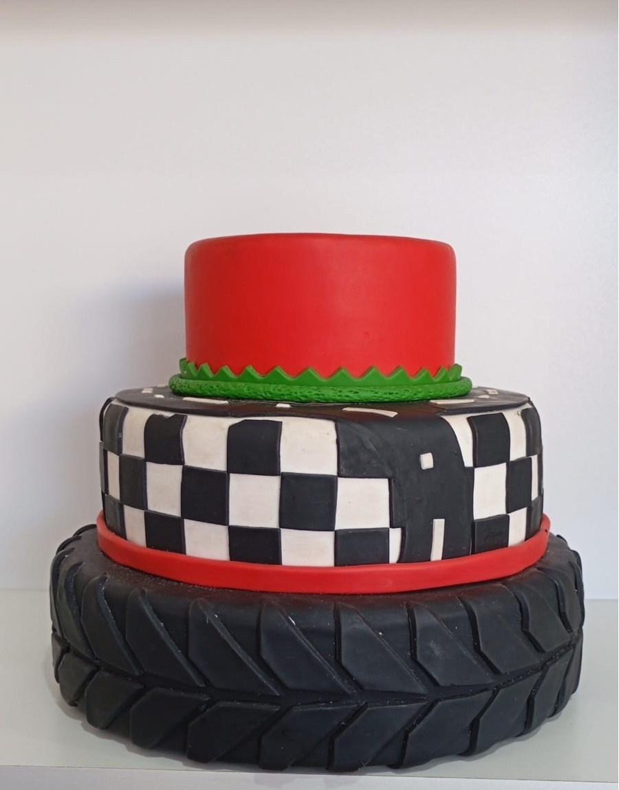 Bolo Fake 3 Andares Carros - PRIME DECOR RJ
