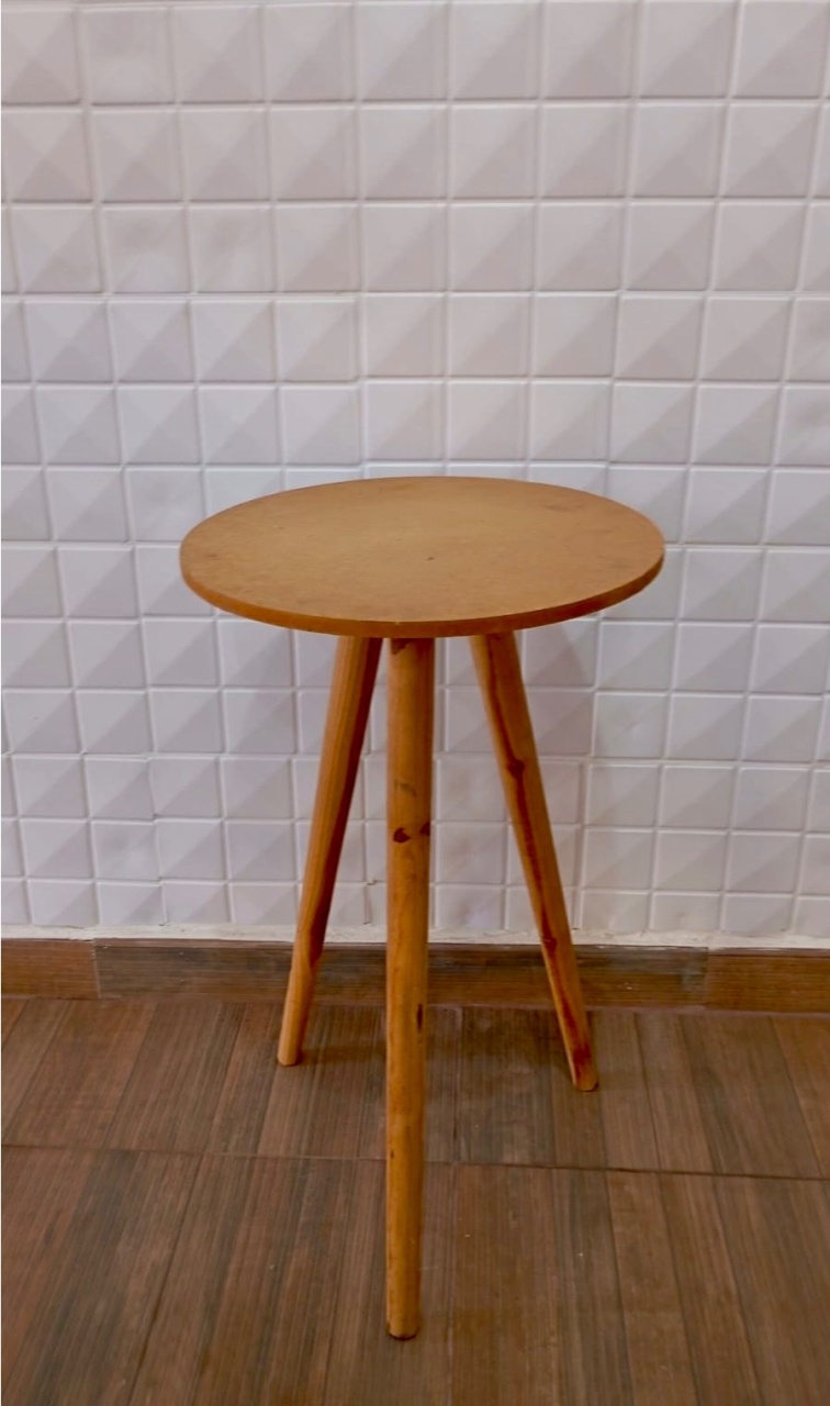 917- Mesa de Madeira Tripe Palito Redonda 44 Cm Larg X 65 Cm Alt - G - PRIME DECOR RJ
