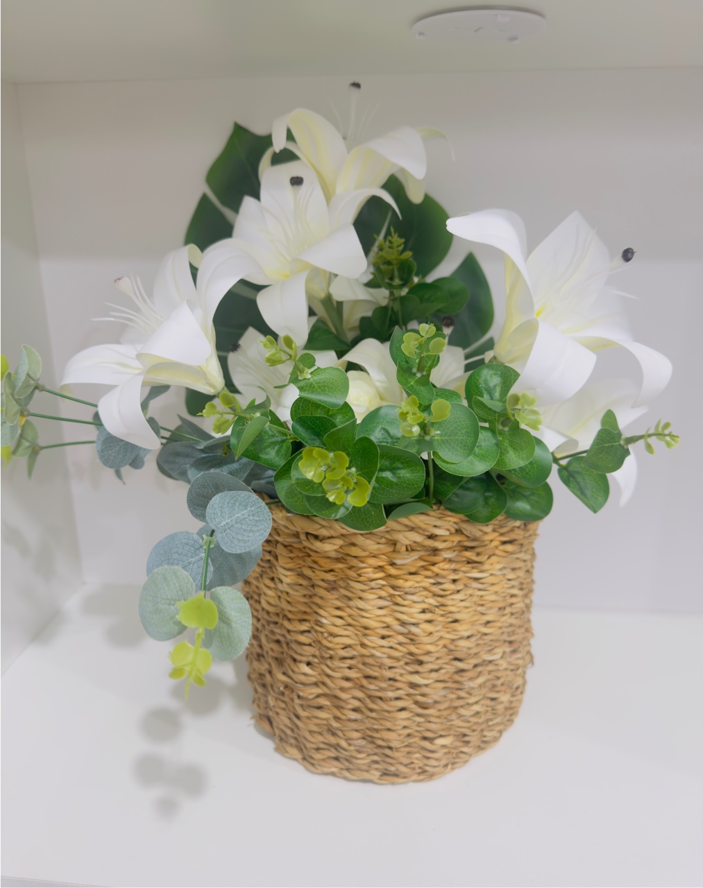 Cesto de Palha/ Sisal Corda 29Cm X 29Cm - M 198 / Com Flores Lirios Rosa Branca Com Eucalipto - PRIME DECOR RJ