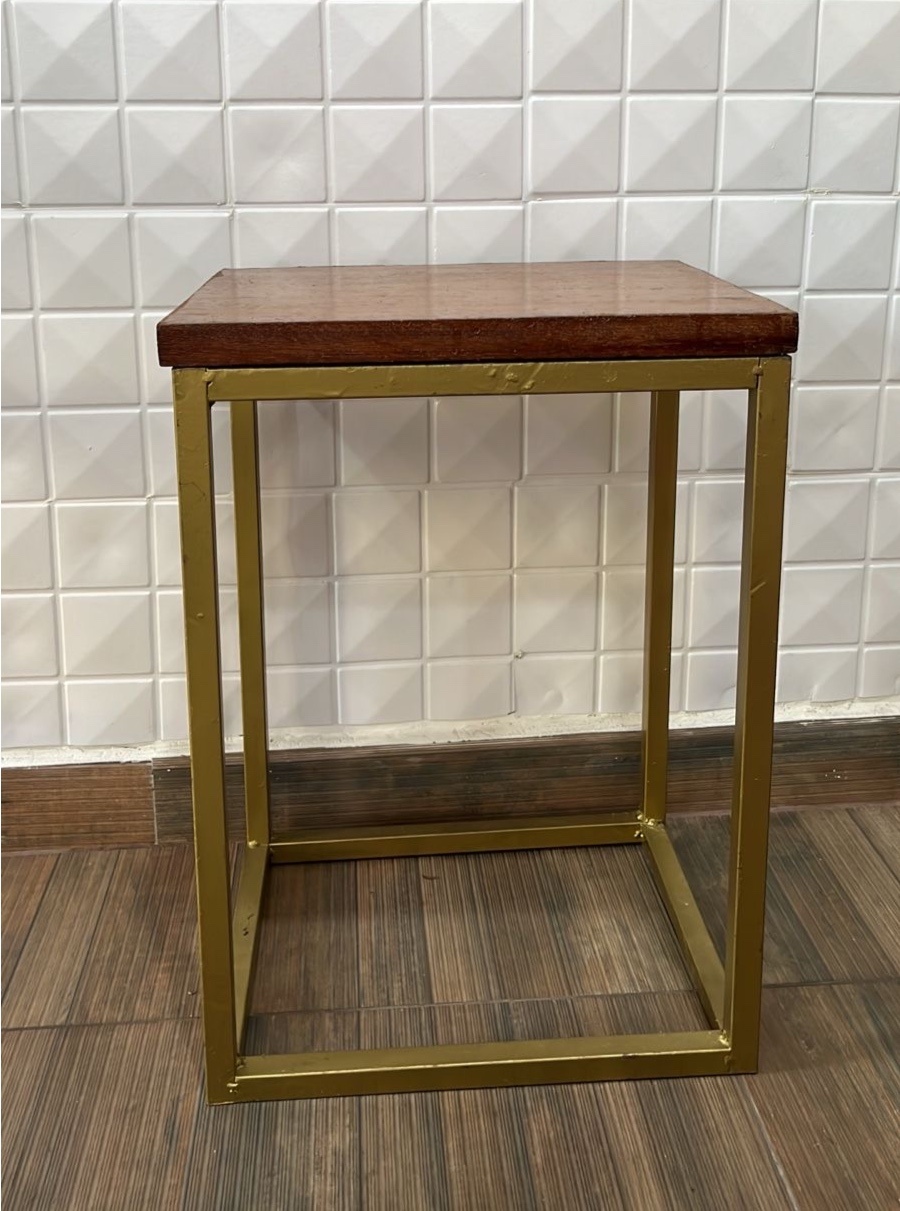 957- Mesa Industrial de Ferro Com Tampa de Madeira Dourado 38 Cm Comp X 30 Cm Larg X 53 Cm Alt - P - PRIME DECOR RJ