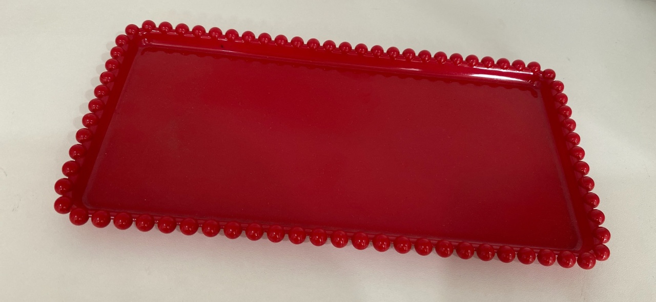 359- Bandeja Plastico Prime Retangular Detalhe Borda Bolinha Vermelho Carmin 25 Cm Comp X 13Cm Larg X 1,5Cm Alt - M - PRIME DECOR RJ