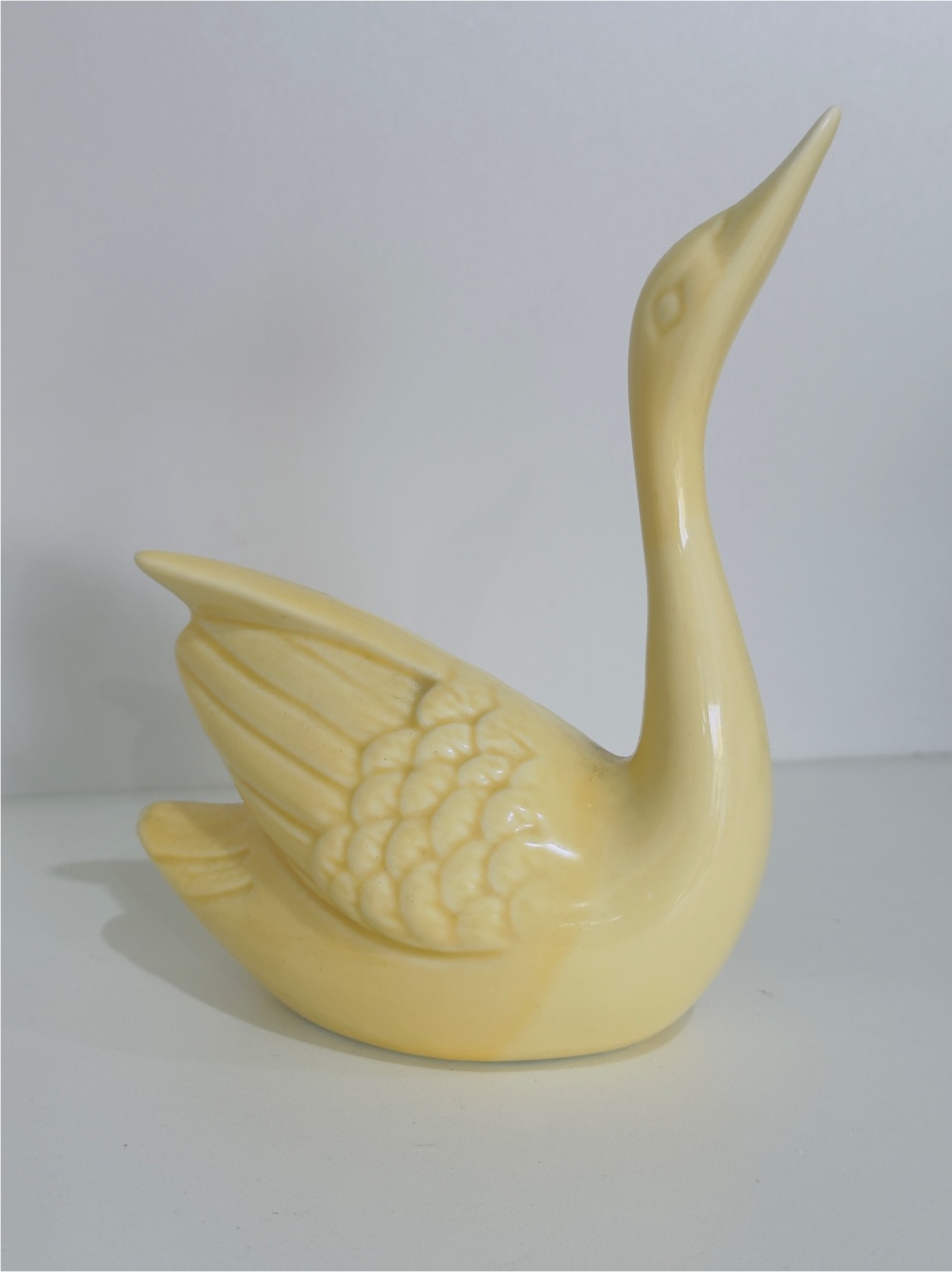 Cisne Enfeite de Porcelana Detalhe Cor Palha 16,5 Cm Alt - PRIME DECOR RJ