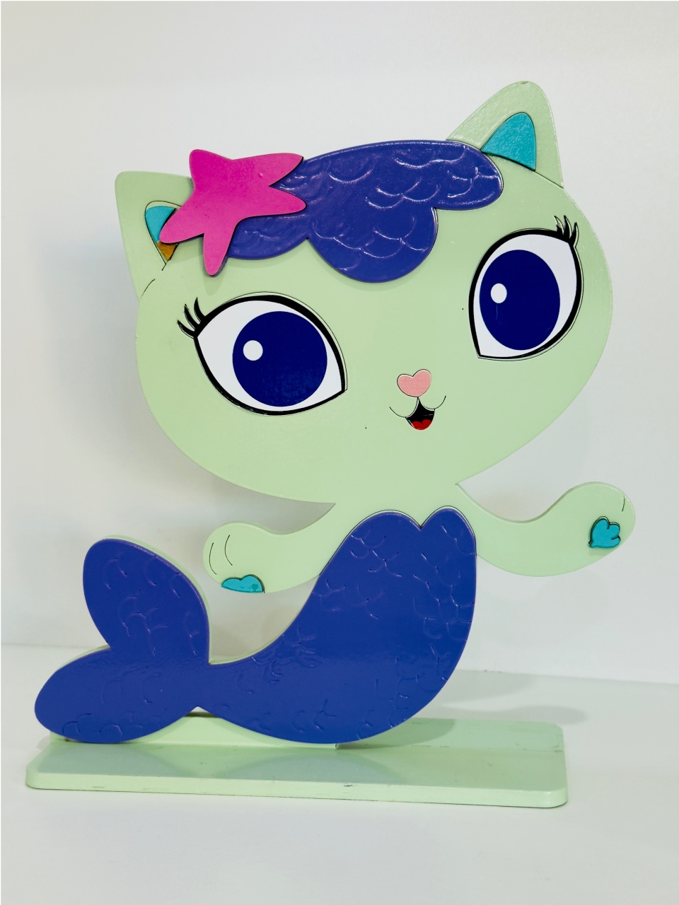 766- Gato Sereia Hey Gabby Enfeite de Madeira 26 Cm Larg X 28 Cm Alt - M - PRIME DECOR RJ