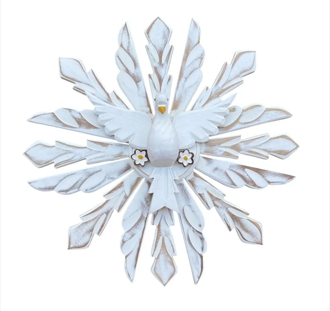 674- Enfeite de Parede de Madeira Detalhe Divino Espirito Santo 31,5 Cm Comp X 23 Cm Larg X 2 Cm Alt - P - PRIME DECOR RJ
