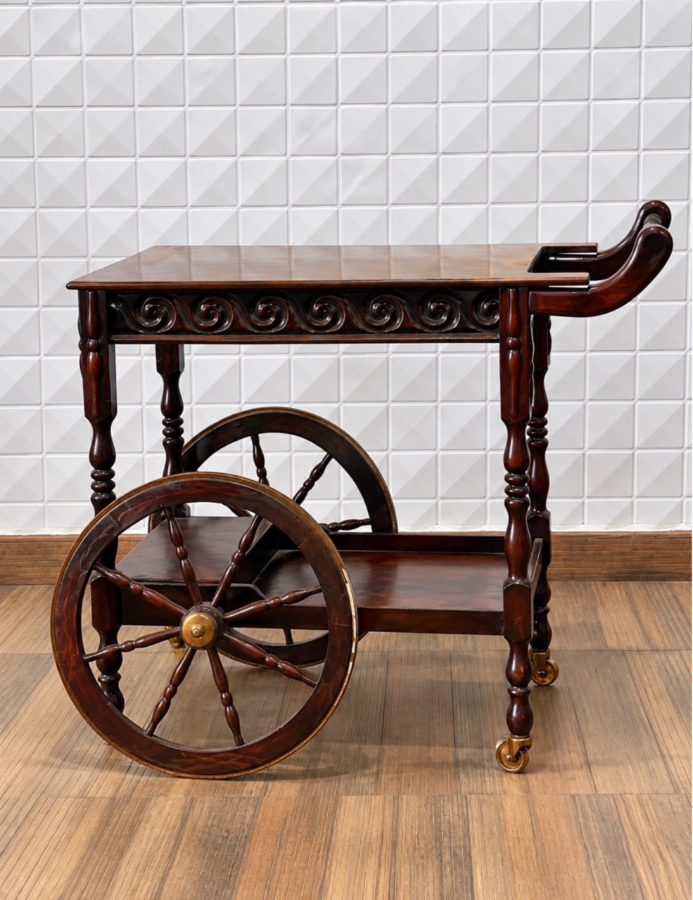 Carrinho de Chá Todo de Madeira Escura Antiguidade 86Cm Comp X 73 Cm Alt. X 47 Cm Larg. - PRIME DECOR RJ