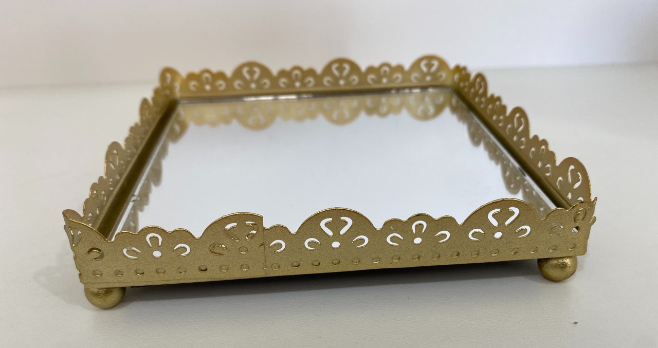 26- Bandeja Ferro Quadrada Dourada Com Desenho E Onda  C/ Espelho 12 Cm - P - PRIME DECOR RJ