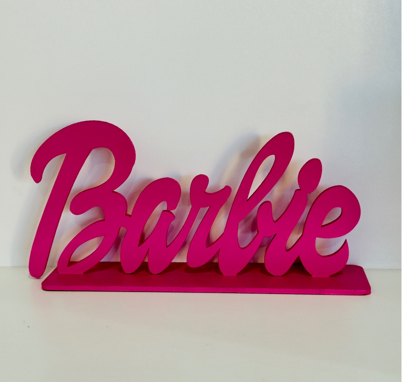 Enfeite de Mesa de Madeira Detalhe Barbie Rosa Pink 28 Cm  Comp X 13,5 Cm Alt - PRIME DECOR RJ