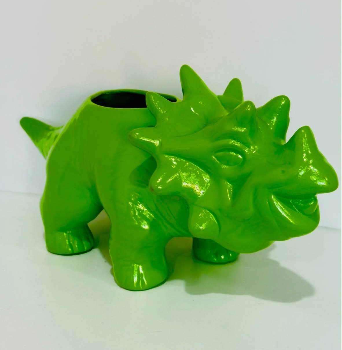 Enfeite de Mesa de Ceramica Detalhe Dinossauro Triceratops Verde Neon 36 Cm Comp X 15 Cm Alt - PRIME DECOR RJ