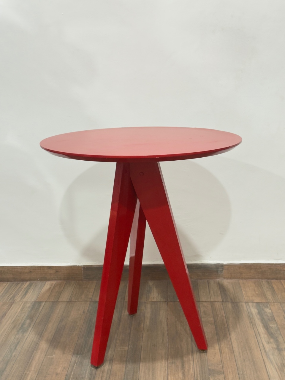 912- Mesa de Madeira Tripe Redonda Vermelho 74 Cm Larg X 84 Cm Alt - G - PRIME DECOR RJ