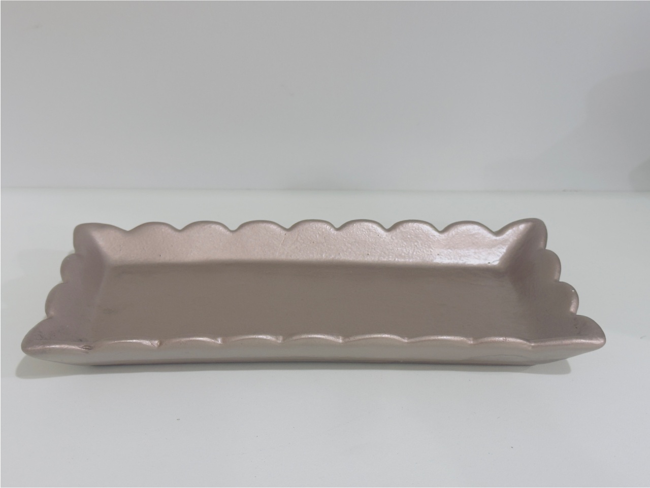 299- Bandeja Ceramica Retangular Detalhe Onda Rosa Gold 25 Cm Larg X 11,5 Cm X 3 Cm - M - PRIME DECOR RJ