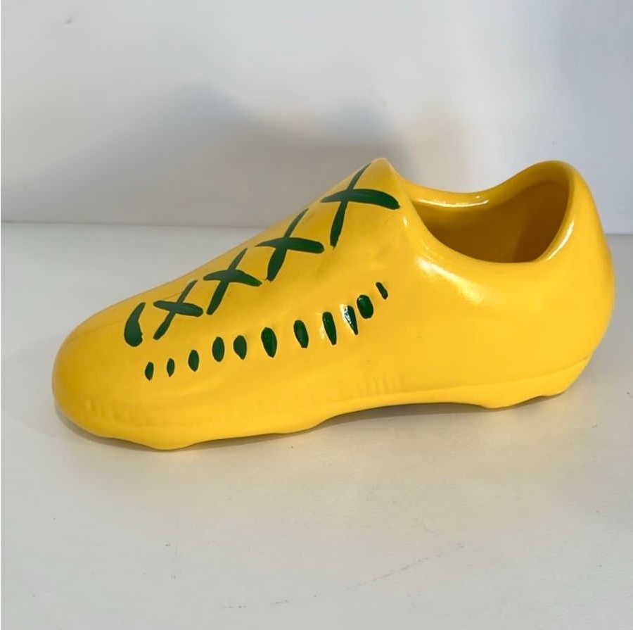 799 - Chuteira Do Brasil de Ceramica 21 Cm Comp X 6 Cm Larg X 9 Cm Alt - M - PRIME DECOR RJ