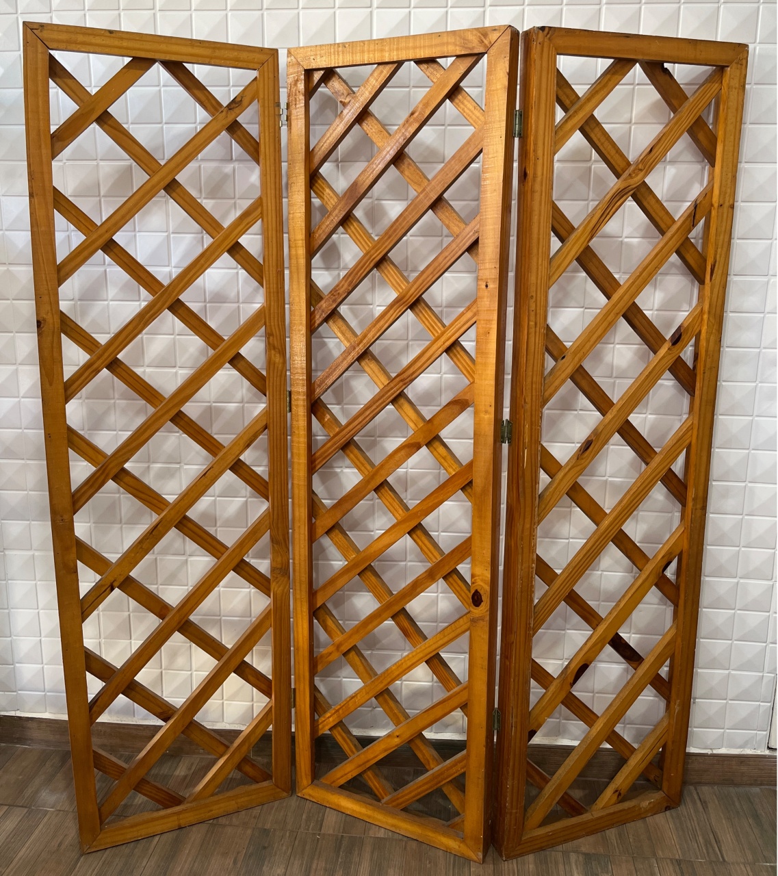 951- Painel de Madeira Pino Natural Detalhe Biombo Trelica 144 Cm Larg X 180 Cm Alt - PRIME DECOR RJ