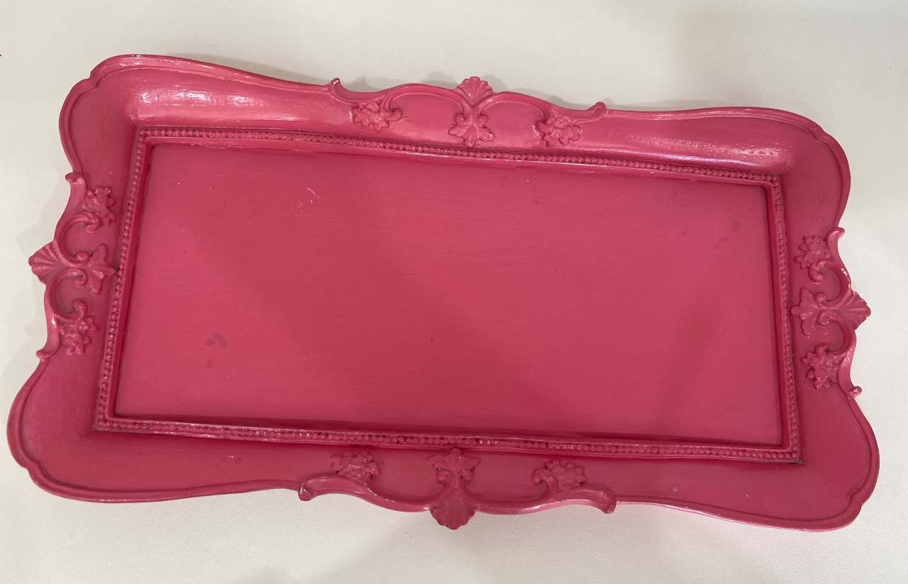 368- Bandeja Retangular Ondulada Detalhe Arabesco Rosa Pink de Madeira 33 Cm  Comp X 17 Cm Larg X 2 Cm Alt G - PRIME DECOR RJ