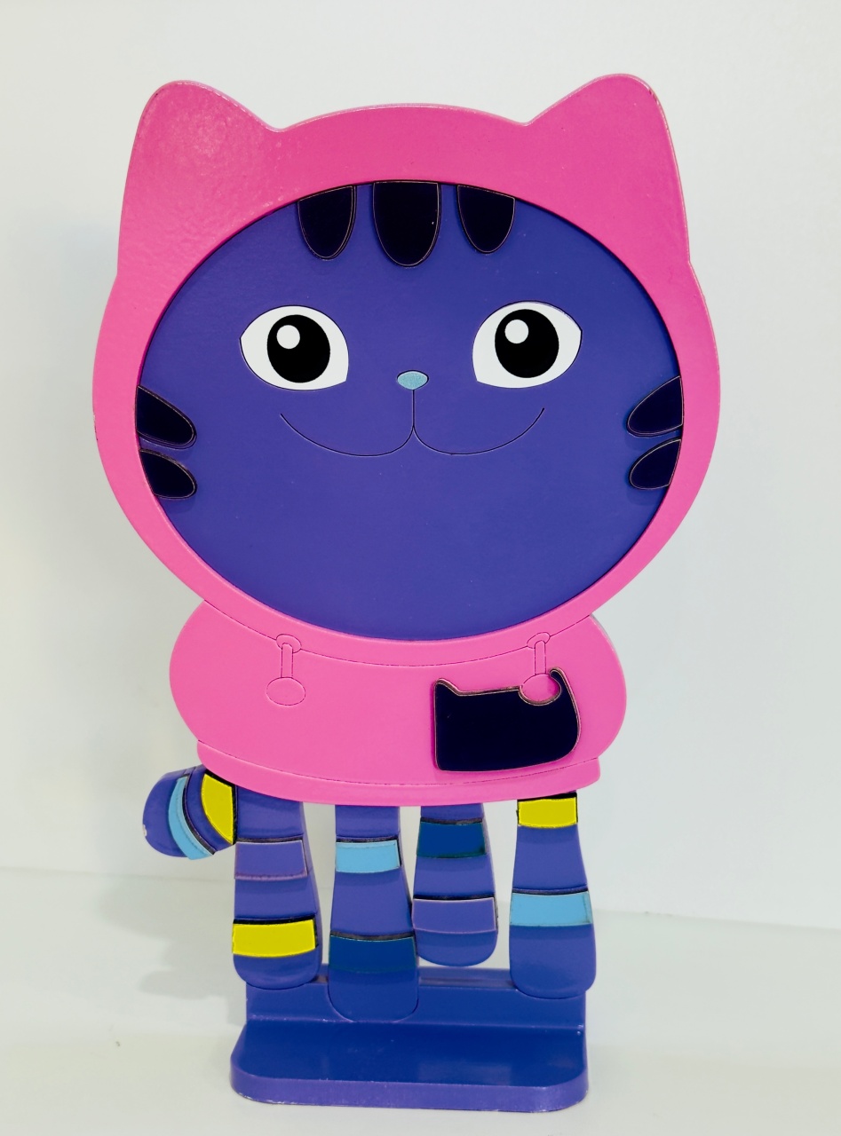 768- Dj Risonho Hey Gabby Enfeite de Madeira 16 Cm Larg X 26 Cm Alt - M - PRIME DECOR RJ