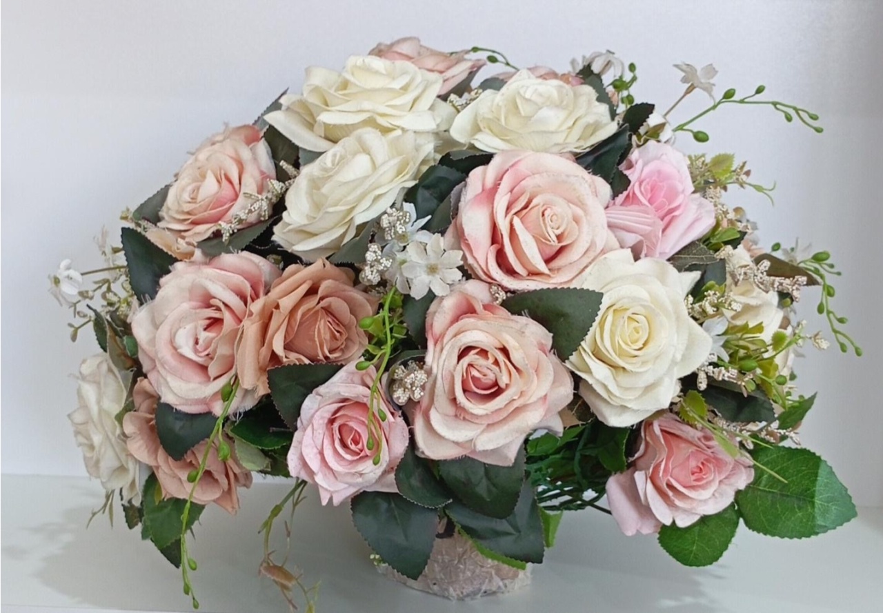 Buque de Flores Rosas, Bege E Branco, Eucalipto - M - PRIME DECOR RJ