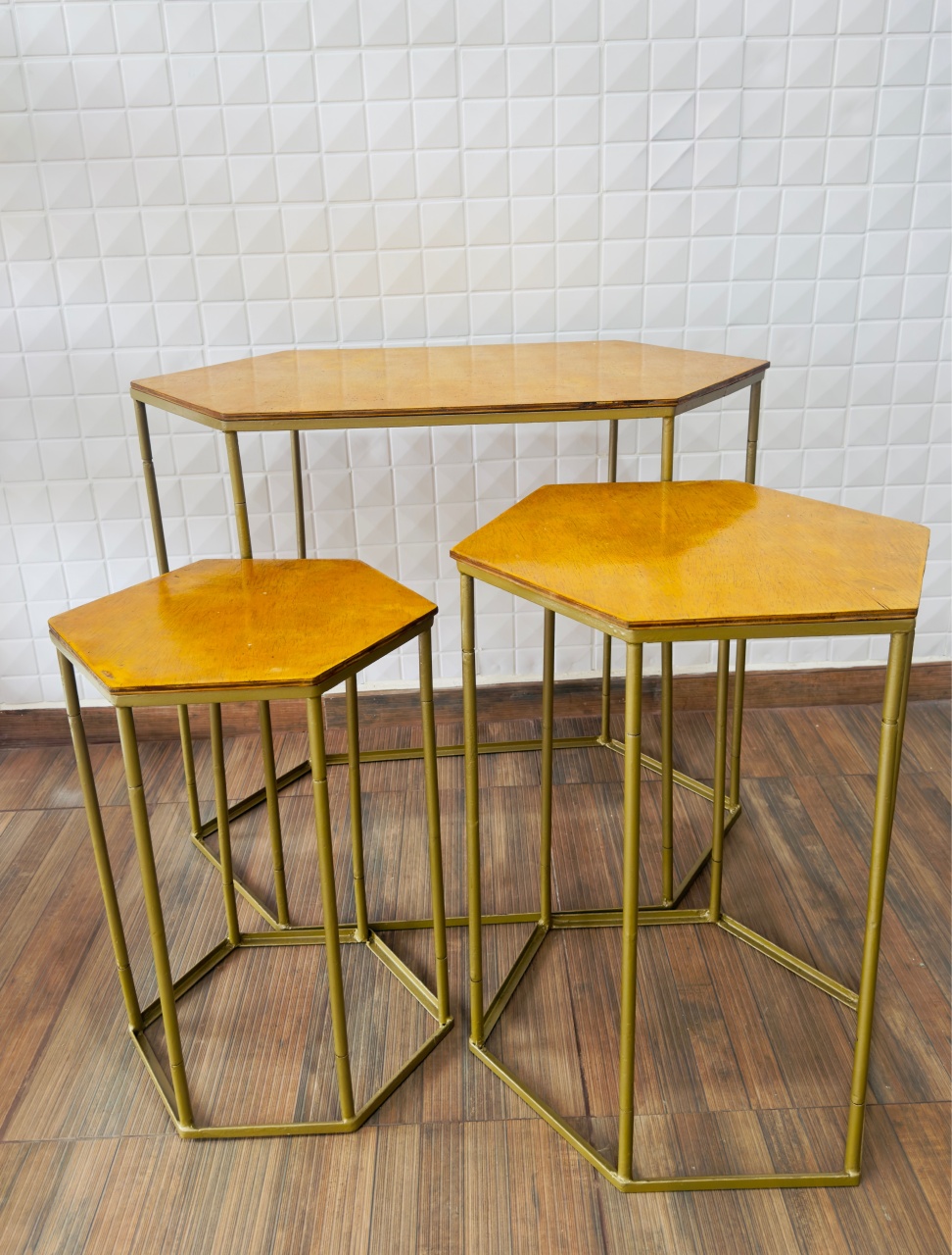 Trio de Mesas de Ferro Sextavada Dourada. - PRIME DECOR RJ