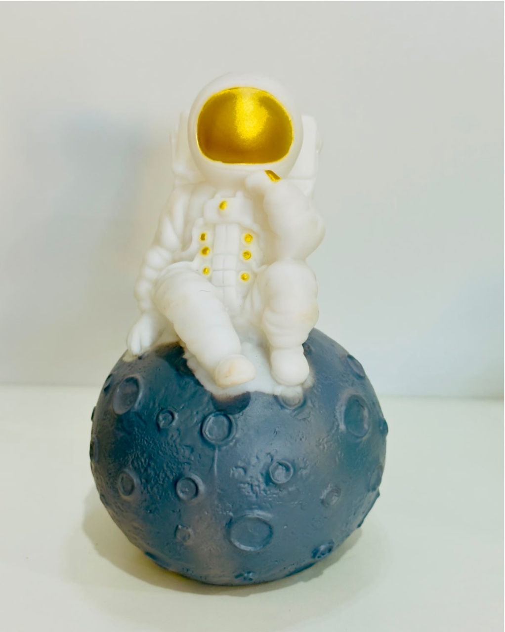 Enfeite de Mesa de Ceramica Detalhe Astronauta Em Cima da Lua Branco Com Dourado 4,5 Cm Alt - PRIME DECOR RJ
