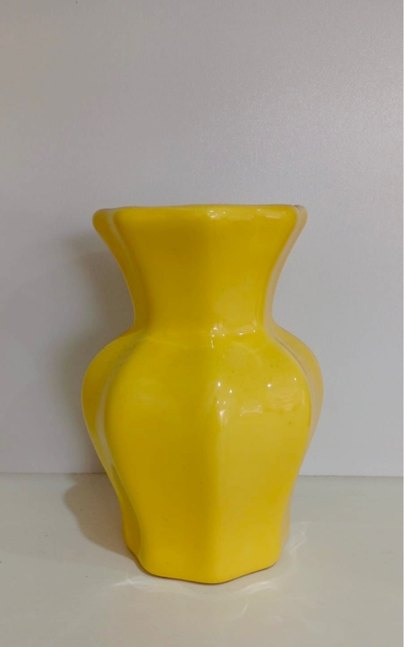 513- Vaso de Ceramica Detalhe Sextavado Amarelo Banana 9 Cm Larg X 14 Cm Alt - P - PRIME DECOR RJ
