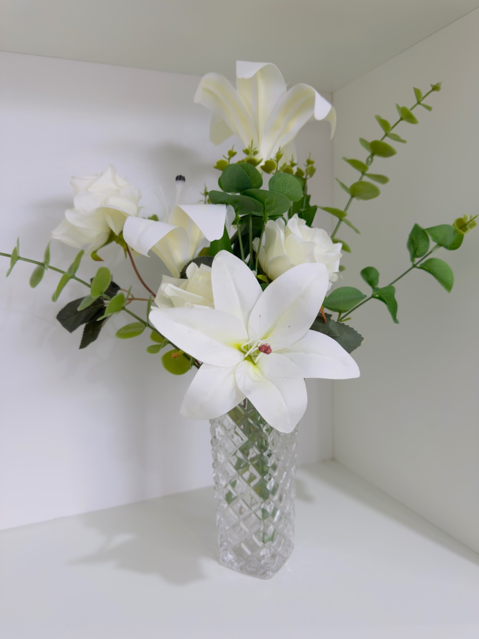 Vaso Cristal Com Buquê de Flores Lirios E Rosa Branca C/ Eucalipto Pp - PRIME DECOR RJ