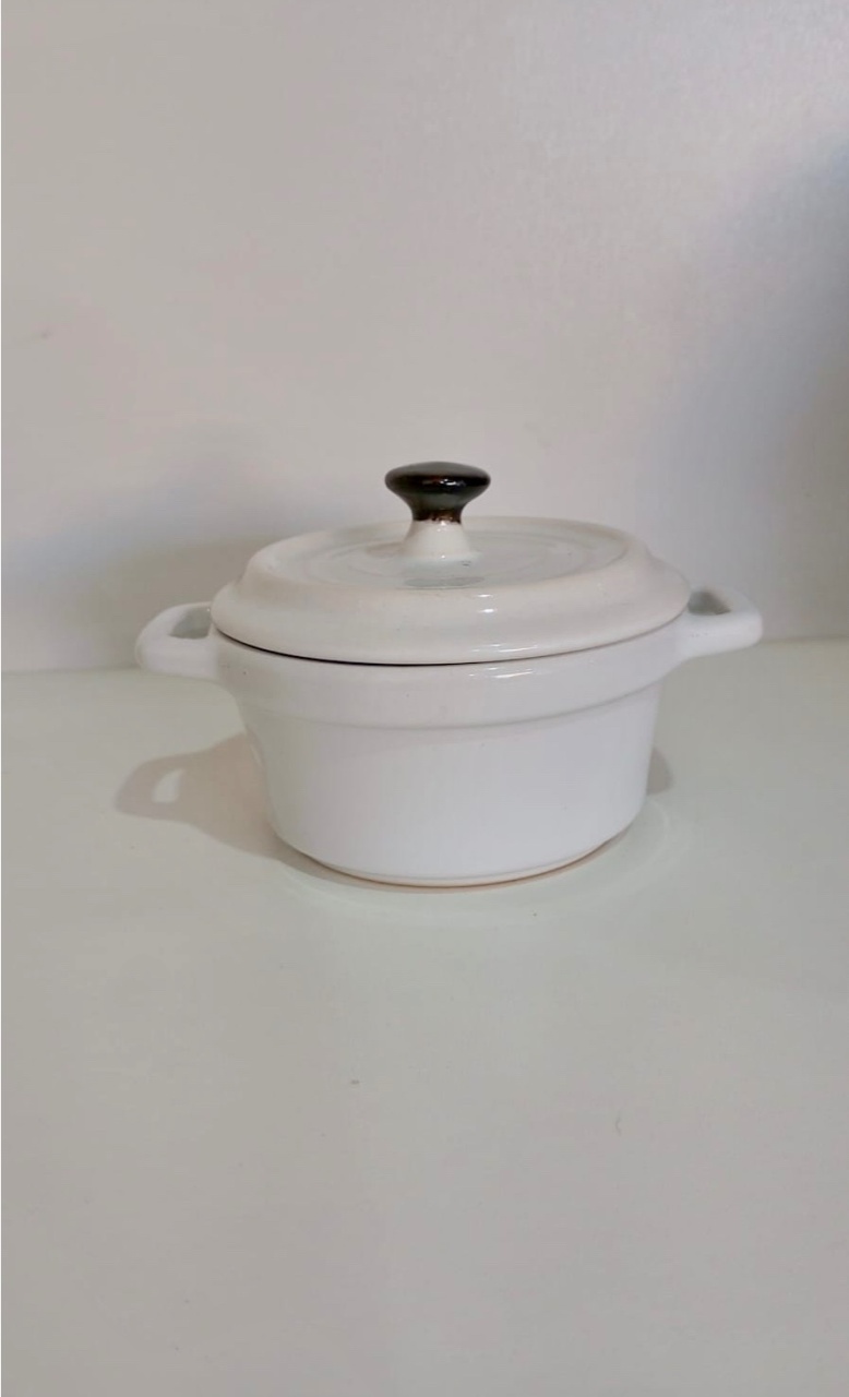 557- Enfeite de Mesa de Ceramica Detalhe Panela Branco 13 Cm Comp X 7 Cm Alt - P - PRIME DECOR RJ