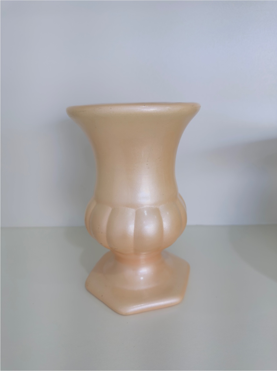 481-  Vaso de Ceramica Detalhe Romano Base Sextavado Nude Bege 12 Cm Larg X 18,5 Cm Alt - M - PRIME DECOR RJ